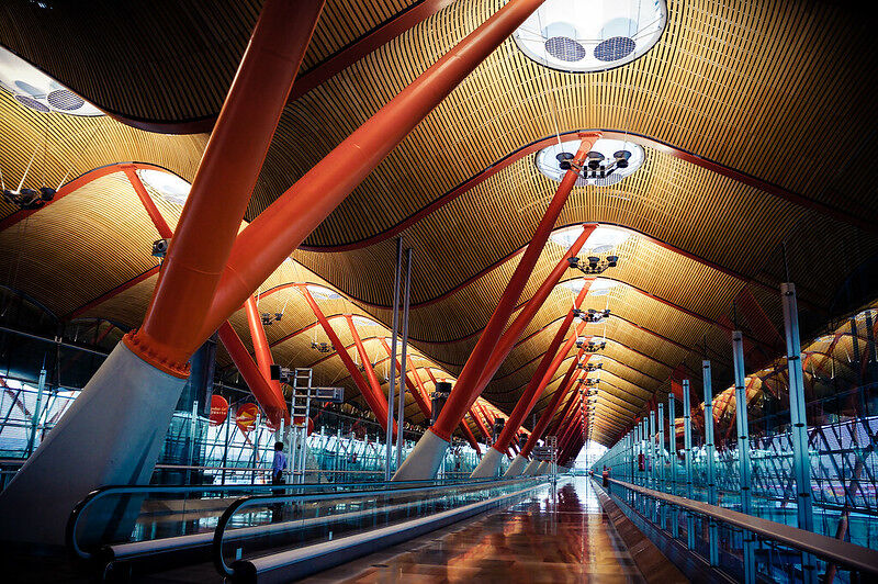 Madrid-Barajas, el quinto aeropuerto de Europa que más emisiones de CO2 genera