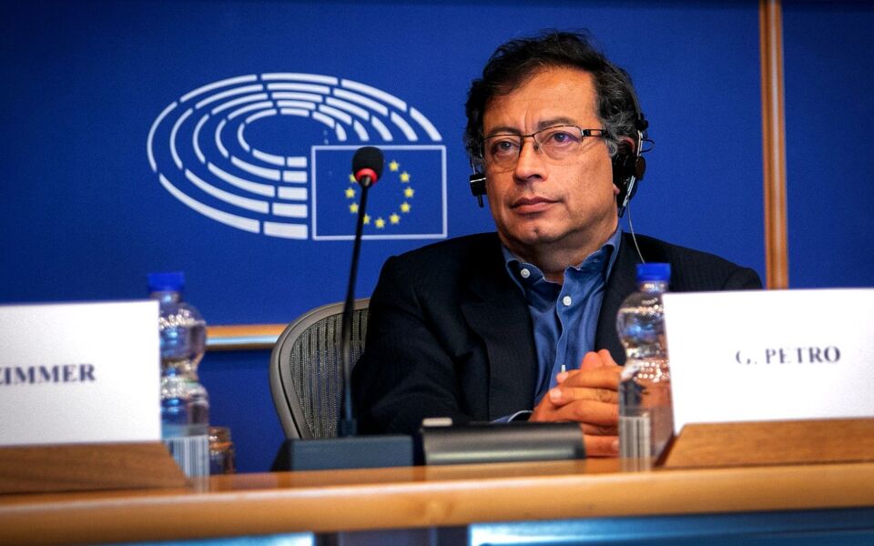 Intelectuales de todo el mundo respaldan la transición energética de Gustavo Petro