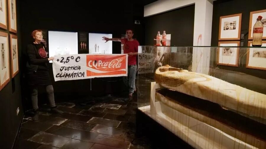 La jueza exculpa a la periodista que grabó la protesta de Futuro Vegetal en el Museo Egipcio de Barcelona