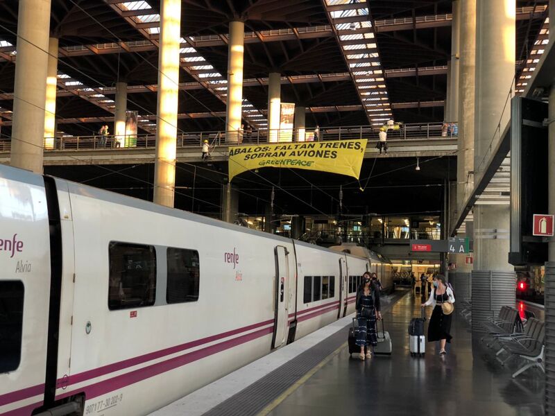 [Resumen 20/08] Greenpeace recuerda al Gobierno de España que «faltan trenes y sobran aviones»