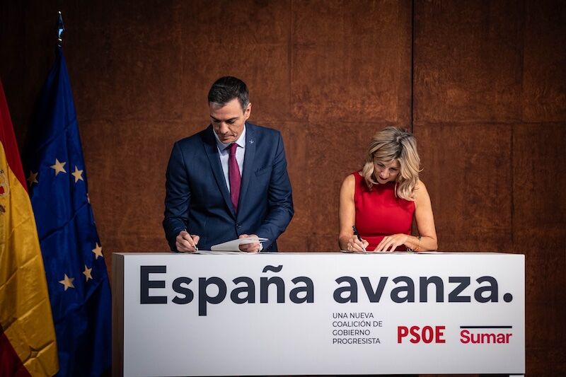 Acuerdo de Gobierno entre PSOE y Sumar: reforma del sistema eléctrico y reducción de los vuelos de corta duración