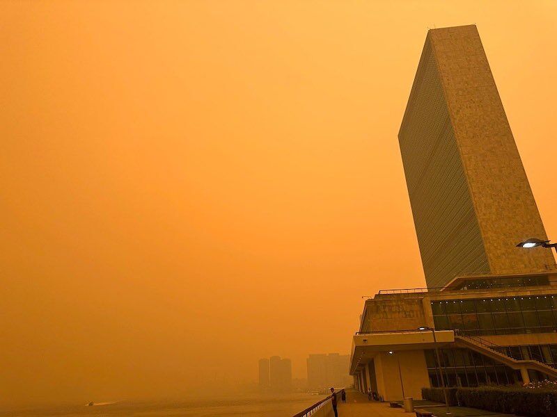 El humo de los incendios en Canadá llega a Nueva York, entre las noticias de este jueves