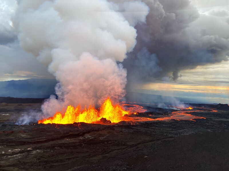 La erupción de Mauna Loa, el volcán más grande del mundo, interrumpe los registros de CO2 más importantes de la historia