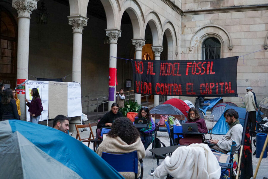 La Universitat de Barcelona no renueva la cátedra Repsol tras las protestas de estudiantes