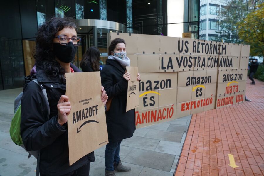 Los movimientos por el clima ocupan la sede de Amazon en Barcelona