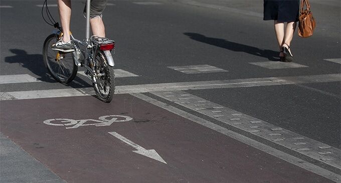 Teresa Ribera pide a las ciudades ceder espacio para coches a bicis y peatones