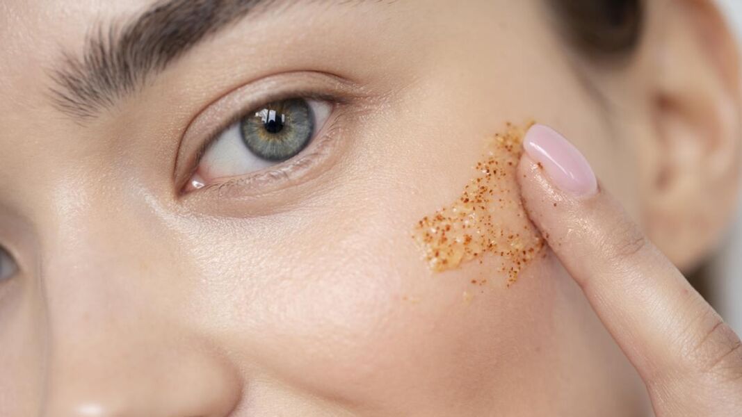 La UE prohibirá cosméticos y otros productos con microplásticos añadidos, entre las noticias de este miércoles