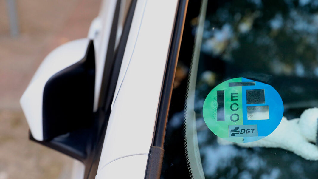 La DGT se resiste a cambiar el distintivo ambiental sin el visto bueno de la industria automovilística