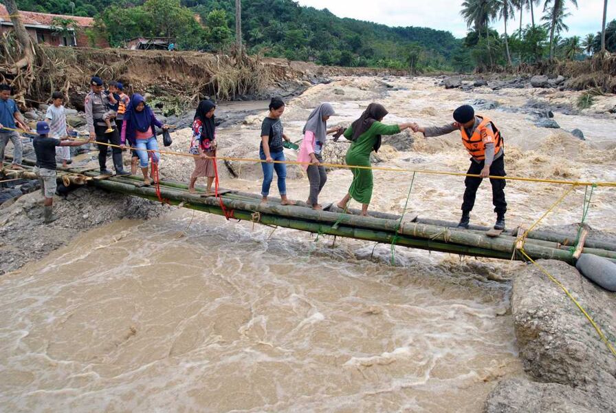 No es solo fuego y no es solo Australia: emergencia por inundaciones en Indonesia