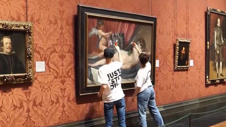 Dos activistas rompen el cristal que protege un cuadro de Velázquez para protestar contra los proyectos fósiles de Reino Unido