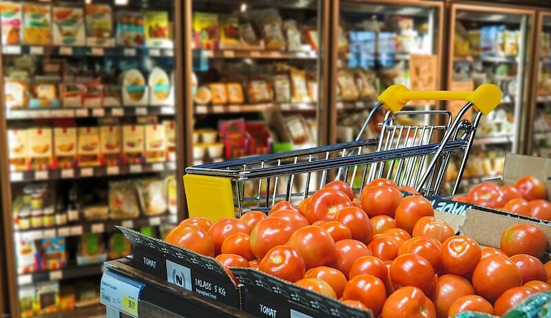 El consumo de agua y petróleo del desperdicio alimentario, entre las noticias de este lunes