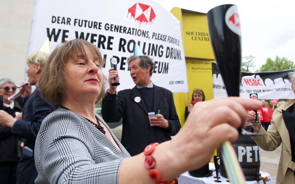 Activistas climáticos interrumpen una reunión de accionistas del HSBC con una canción de ABBA