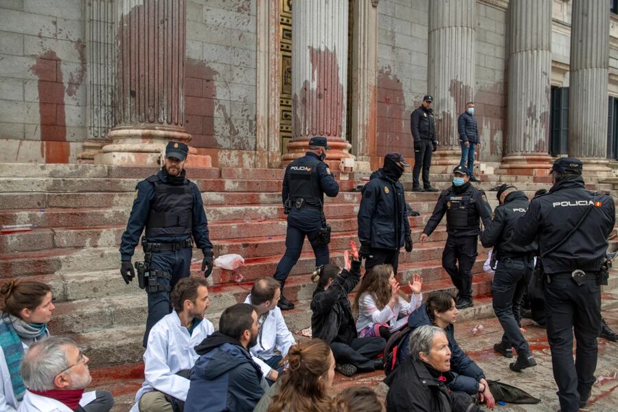 A juicio los científicos y los activistas climáticos que arrojaron pintura al Congreso