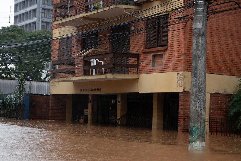 Travesía en barca hasta la ciudad brasileña que se quedó sin puentes por unas inundaciones dopadas por el cambio climático