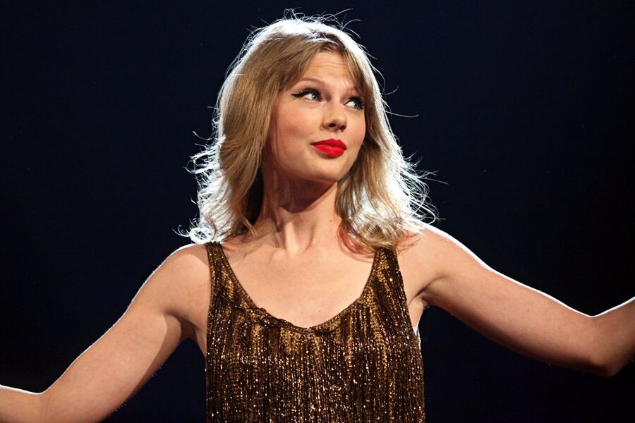 Renfe invita a Taylor Swift a aparcar su ‘jet’ privado y a moverse en tren