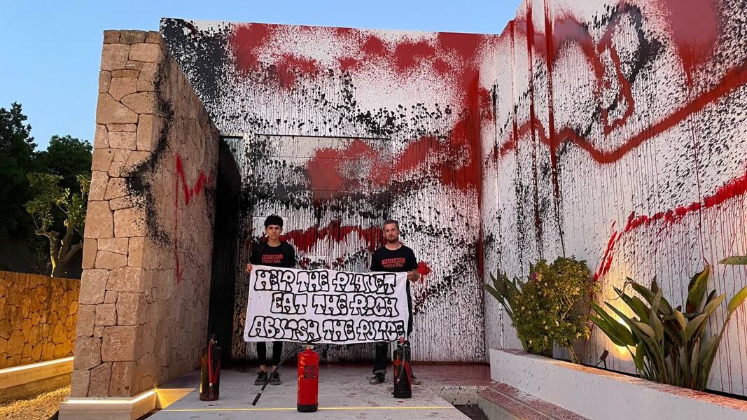 Activistas climáticos vierten pintura sobre la mansión de Leo Messi en Ibiza