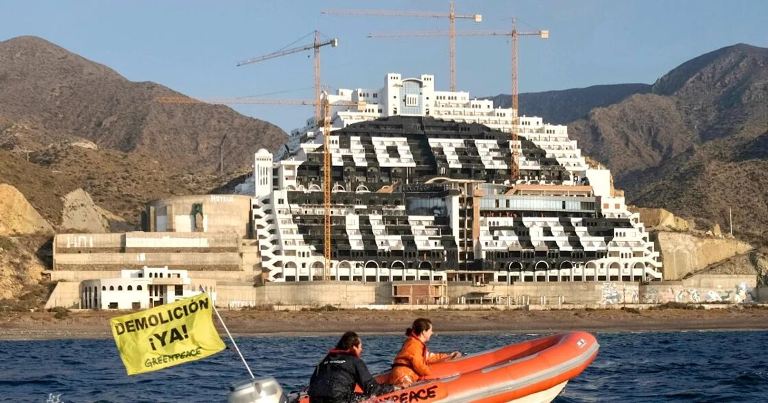 Absueltos los 28 activistas de Greenpeace acusados de pintar ‘hotel ilegal» en El Algarrobico