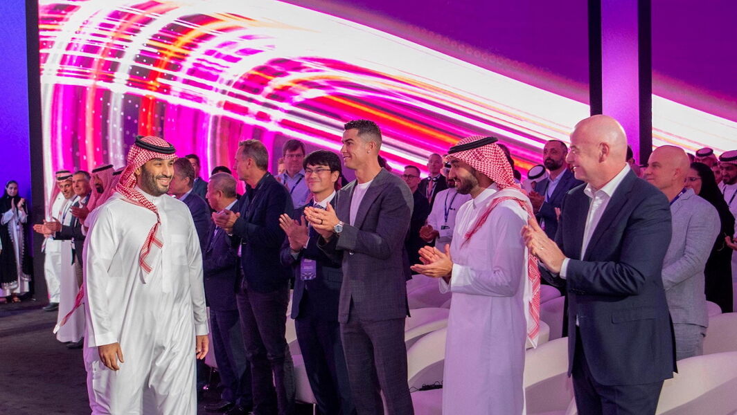 Un centenar de futbolistas pide a la FIFA que rompa con el patrocinio de la petrolera saudí Aramco