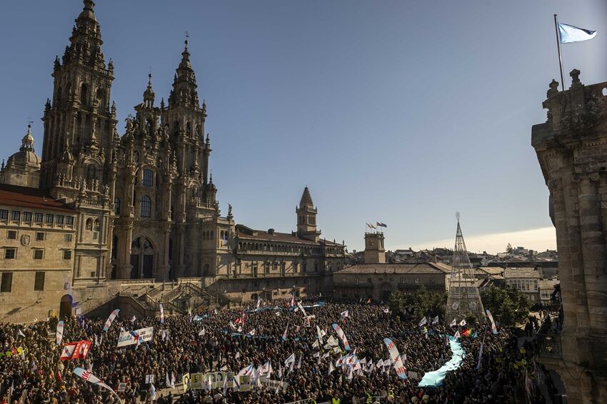 Multitudinaria marcha contra la instalación de  la celulosa de Altri en Galicia