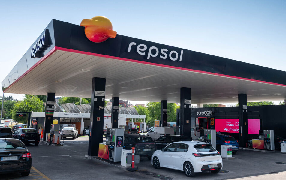 Repsol «evoluciona» su imagen para continuar con el negocio fósil