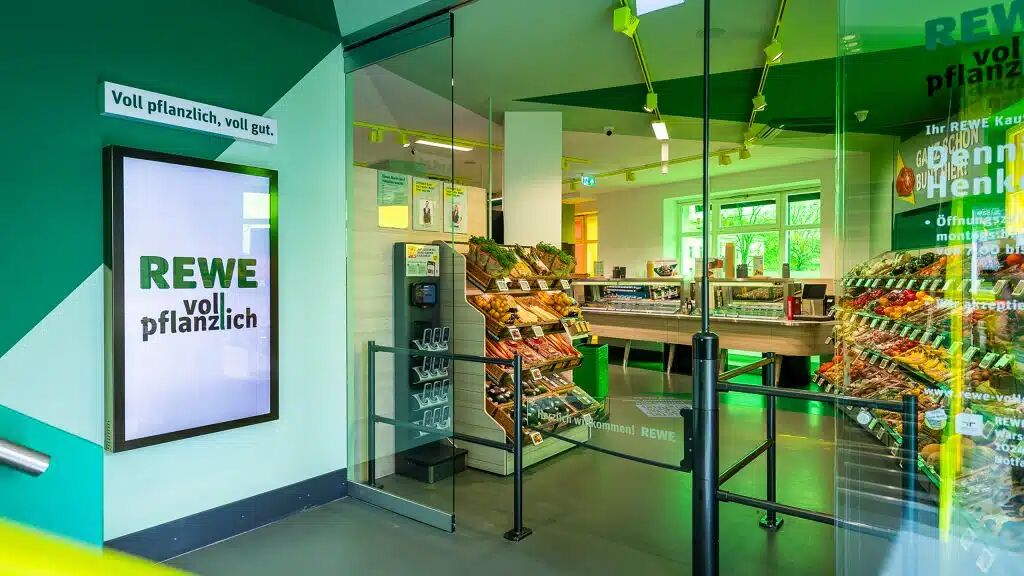 De la salchicha al ‘todo vegetal’: una gran cadena ensaya en Berlín un supermercado vegano